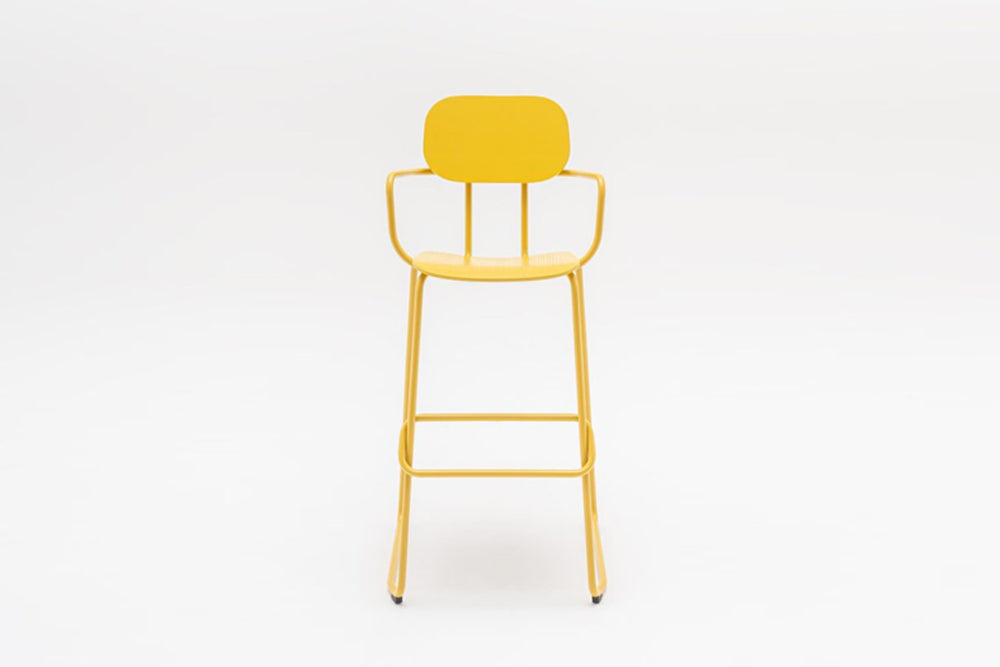 Neuer Barhocker aus Sperrholz