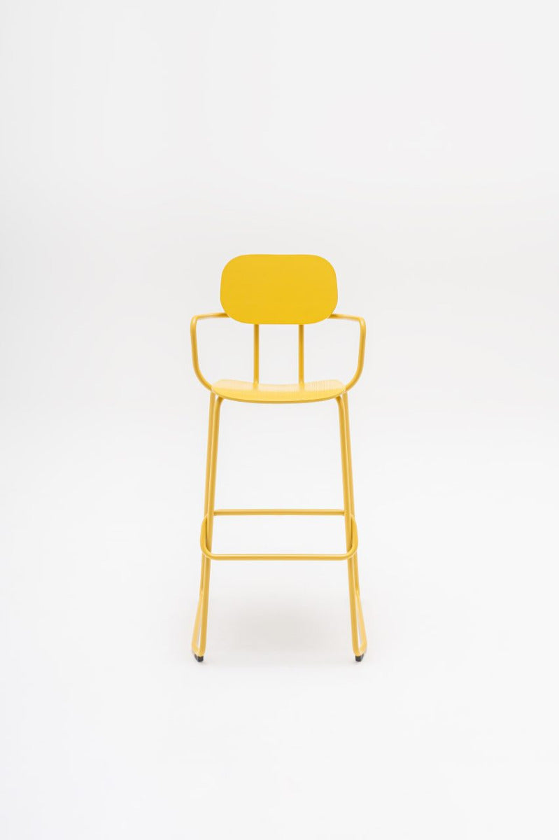 Neuer Barhocker aus Sperrholz