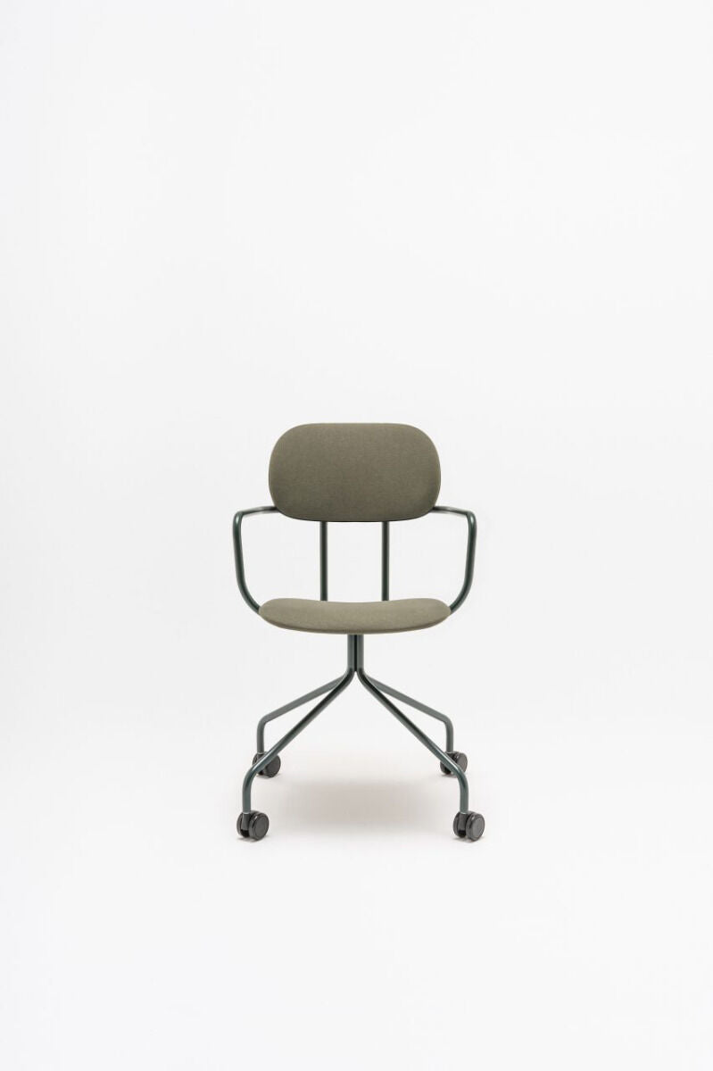 Neuer gepolsterter Stuhl mit festem Gestell und Rollen