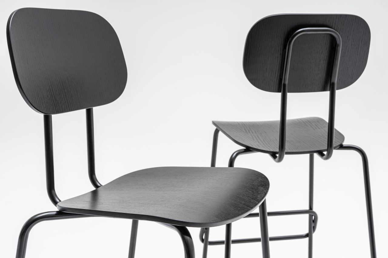 Neuer Barhocker aus Sperrholz