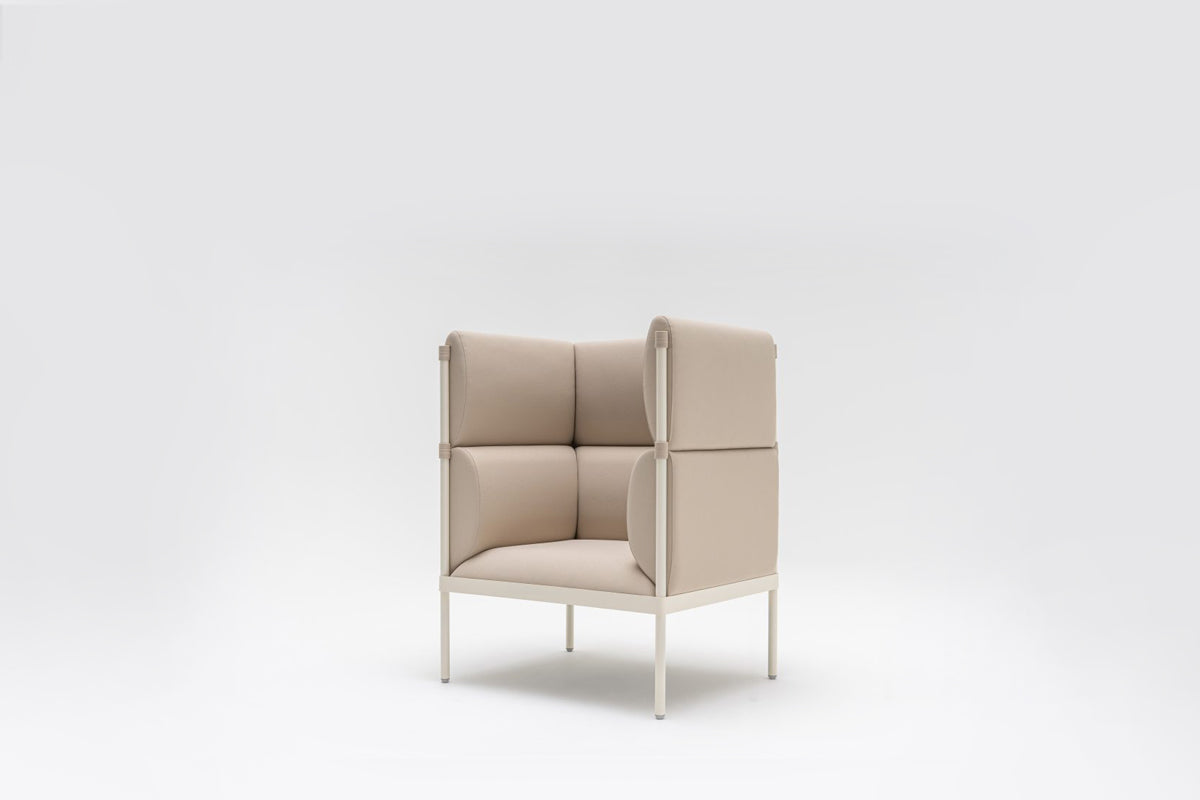 Stelzen-Sessel mit hoher Rückenlehne