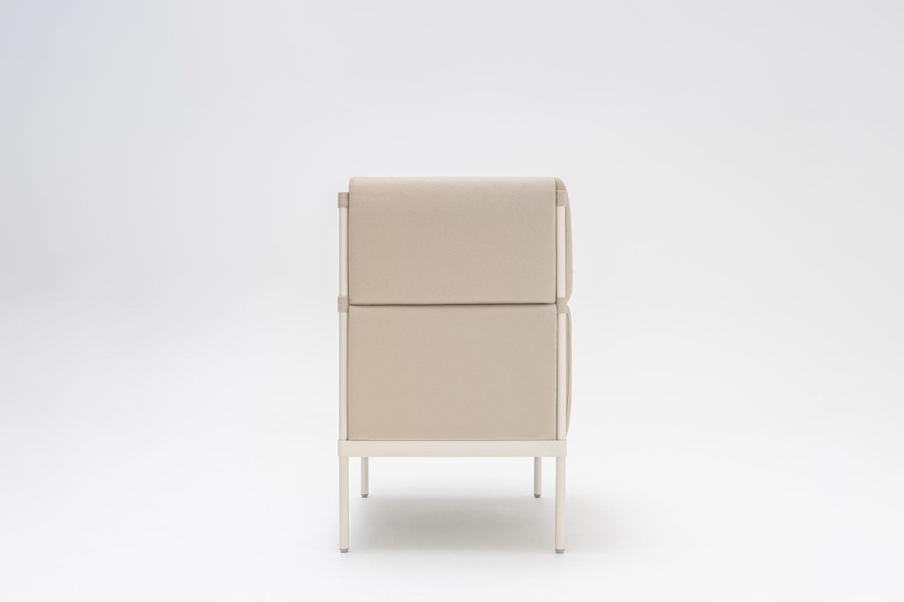 Stelzen-Sessel mit hoher Rückenlehne