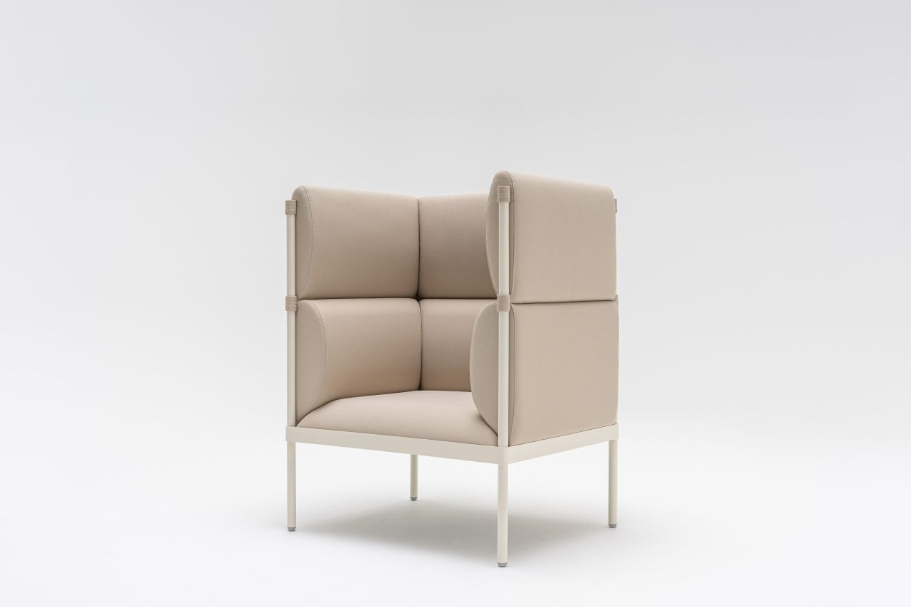 Stelzen-Sessel mit hoher Rückenlehne