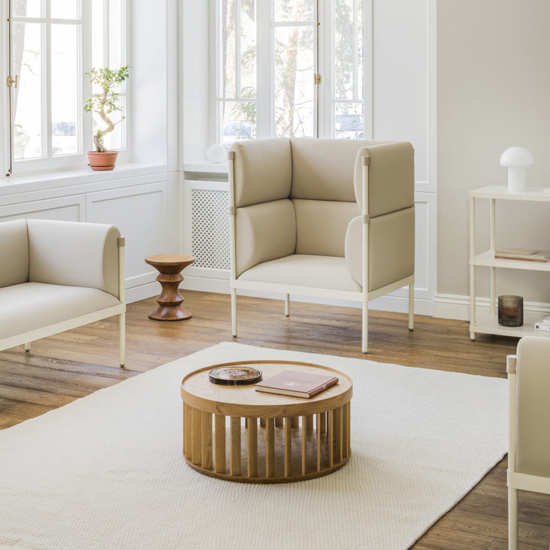 Stelzen-Sessel mit hoher Rückenlehne