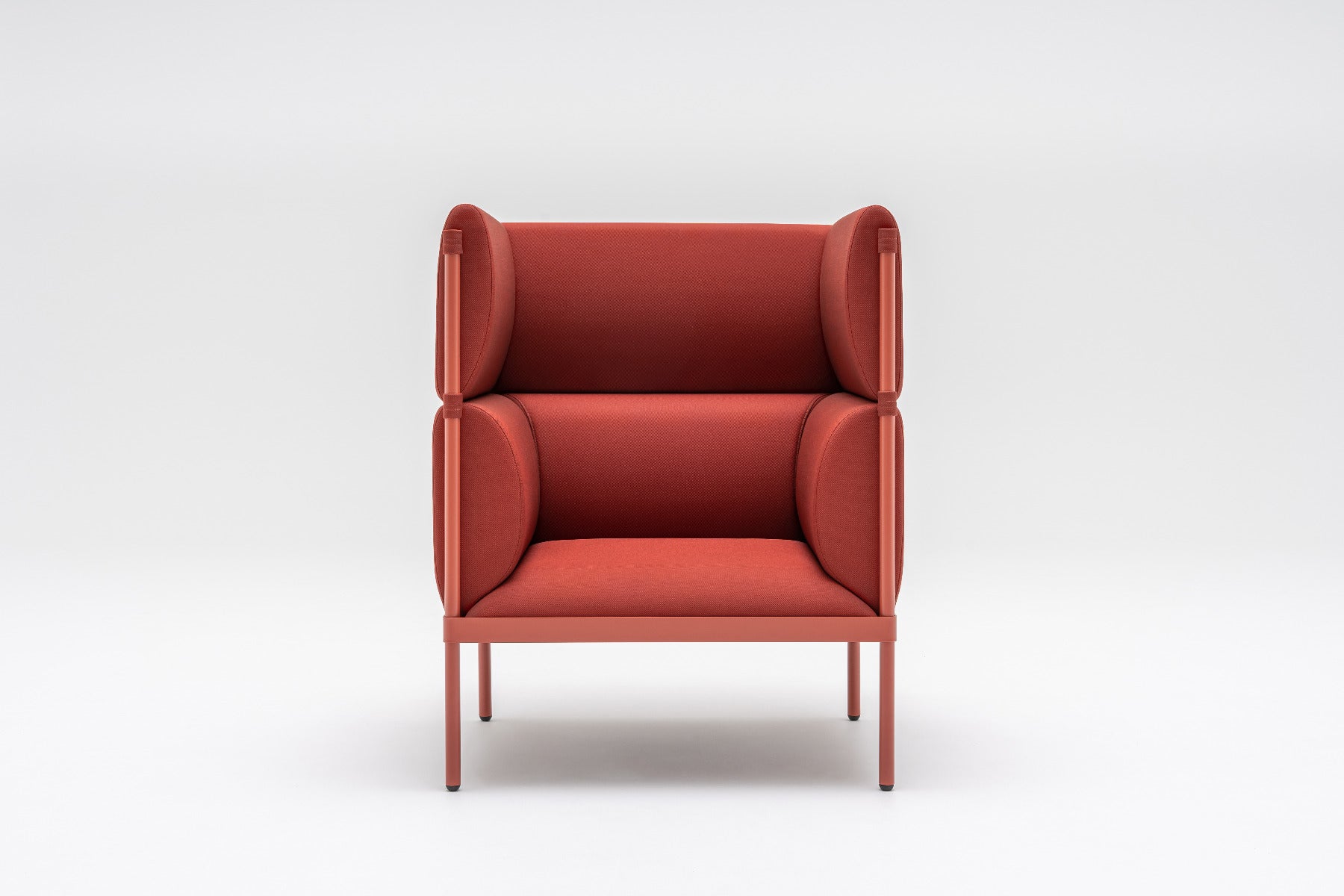 Stelzen-Sessel mit hoher Rückenlehne