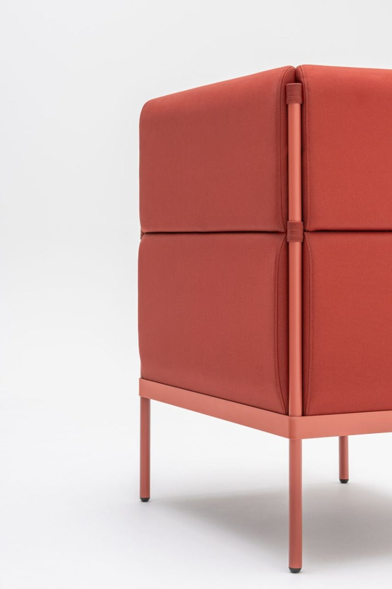 Stelzen-Sessel mit hoher Rückenlehne