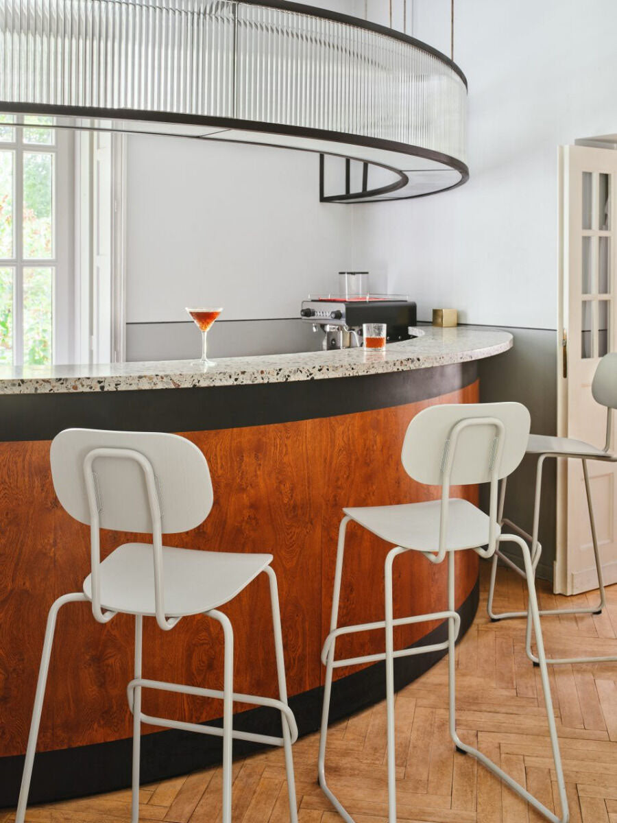 Neuer Barhocker aus Sperrholz