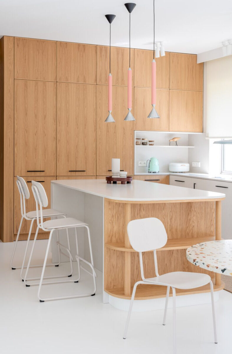 Neuer Barhocker aus Sperrholz