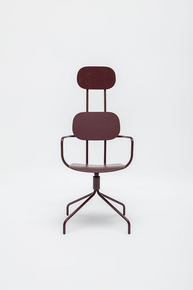 Neuer Sperrholzstuhl mit drehbarem Fußkreuz und Kopfstütze