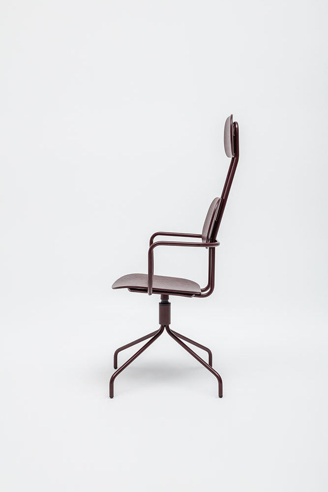 Neuer Sperrholzstuhl mit drehbarem Fußkreuz und Kopfstütze