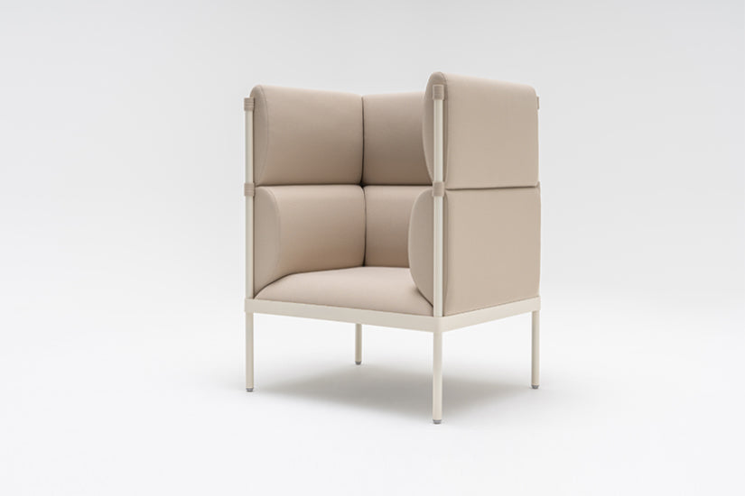 Stelzen-Sessel mit hoher Rückenlehne