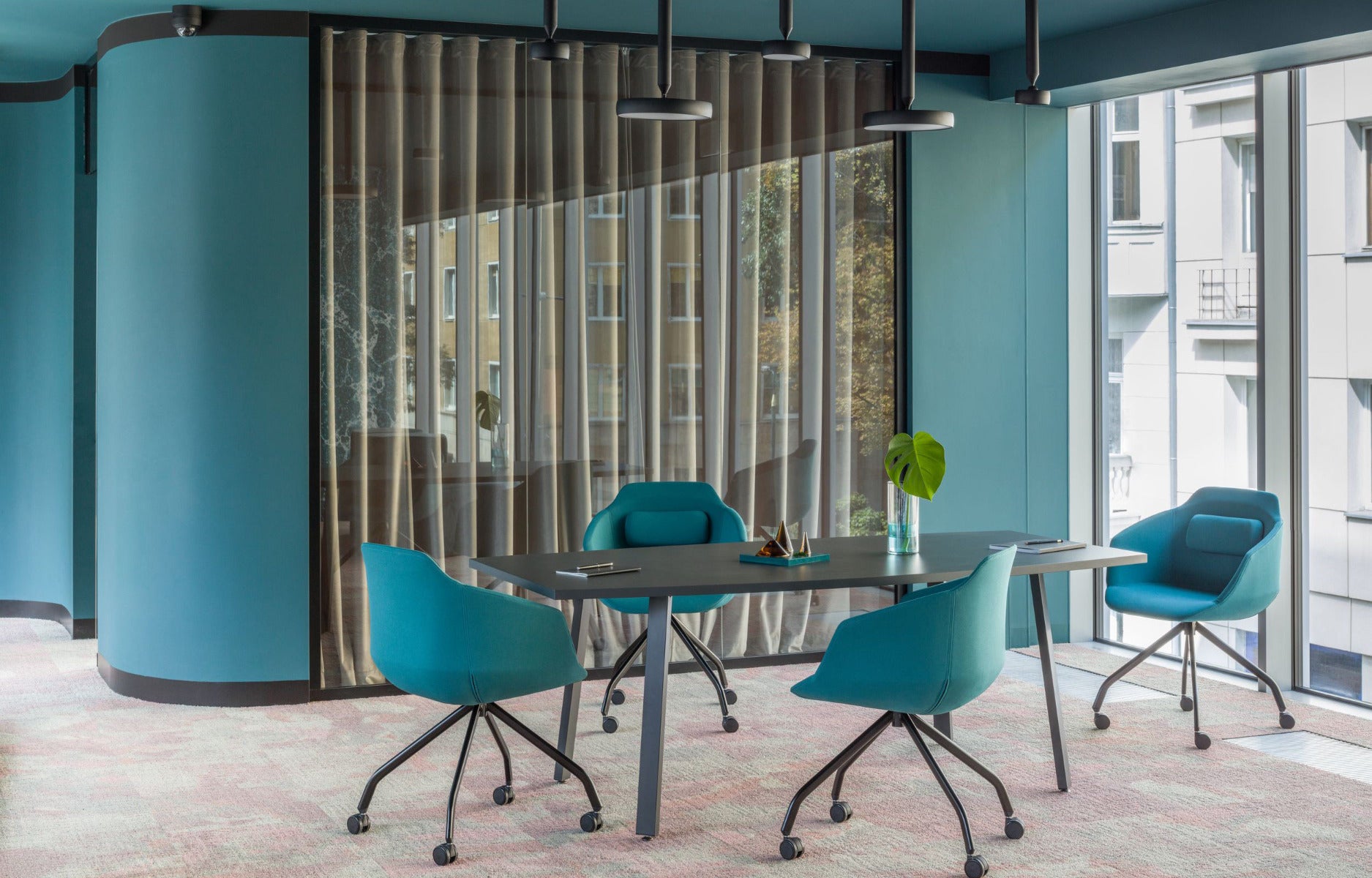 Ultra chair 4-star base with castors