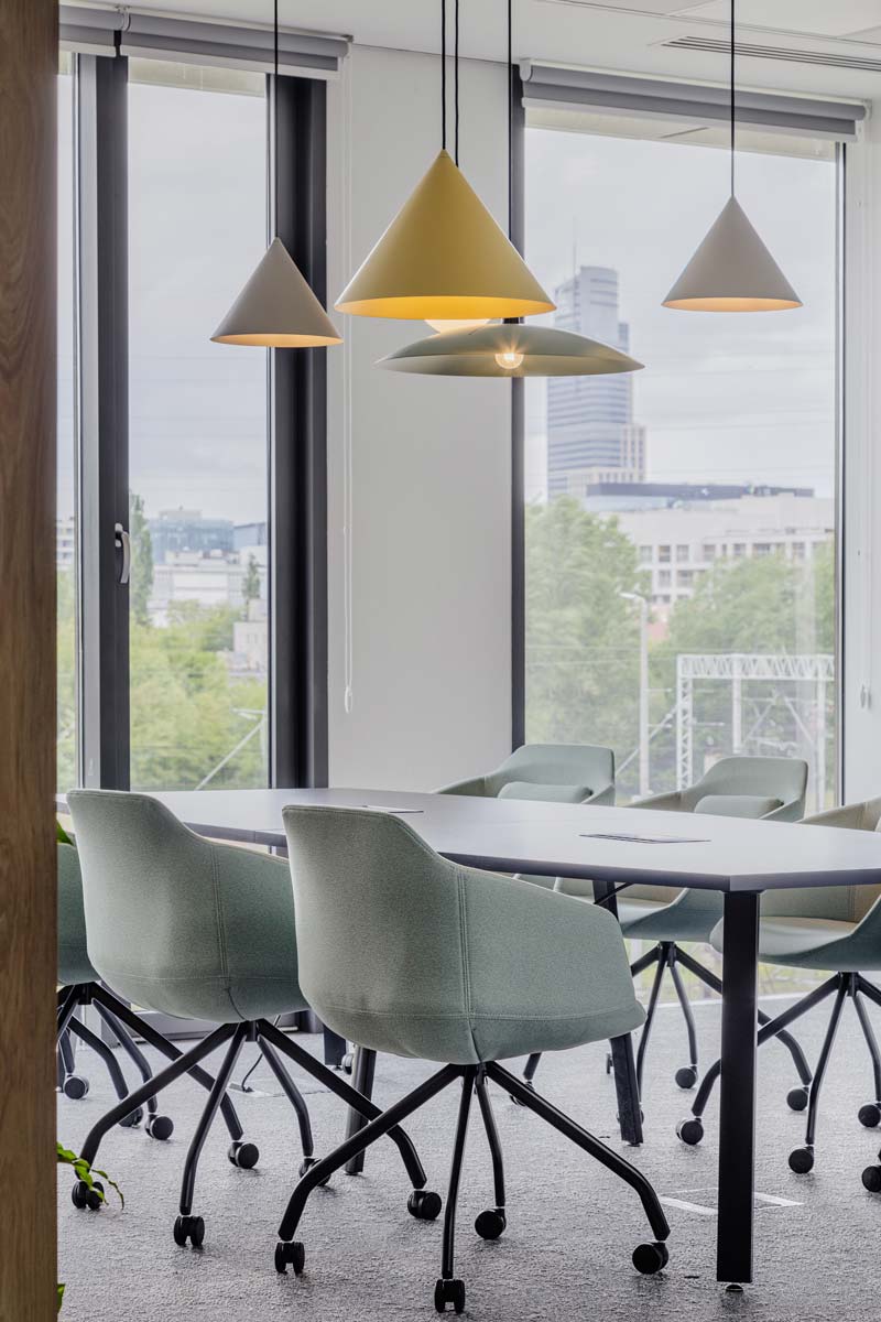 Ultra chair 4-star base with castors