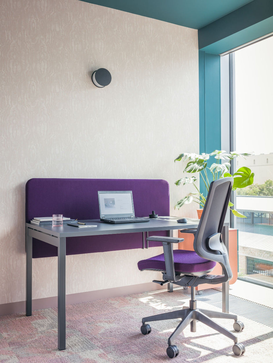 Manuelle Höhenverstellung des Ogi-Schreibtisches